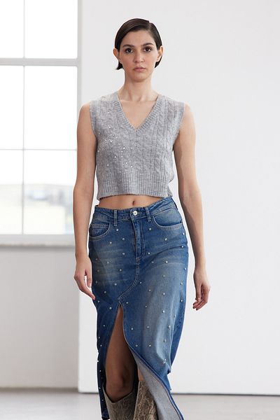 Trendyol Collection Grauer, mit Perlen verzierter, weich strukturierter, geflochtener Crop-Strickpullover in limitierter Auflage – TWOAW25SV00032