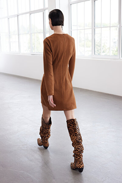 Trendyol Collection Semišové mini zimní šaty – detail velbloudího příslušenství, limitovaná edice Twoaw25El00293