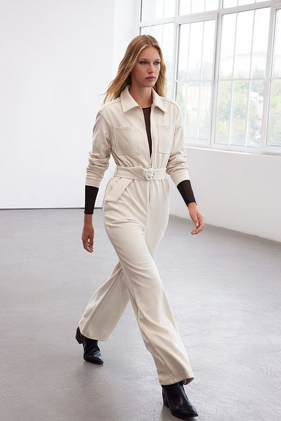 Trendyol Collection Limited Edition-Jumpsuit aus Wildleder mit Steingürtel und Taschendetail TWOAW25TU00014