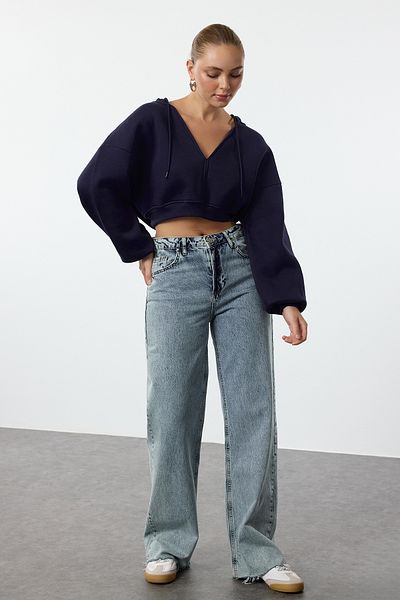 Trendyol Collection Marineblaues V-Ausschnitt-Cropknit-Sweatshirt - Dicke Innenseite, Fleece-Kapuze, entspannte Passform Twoaw23sw00096