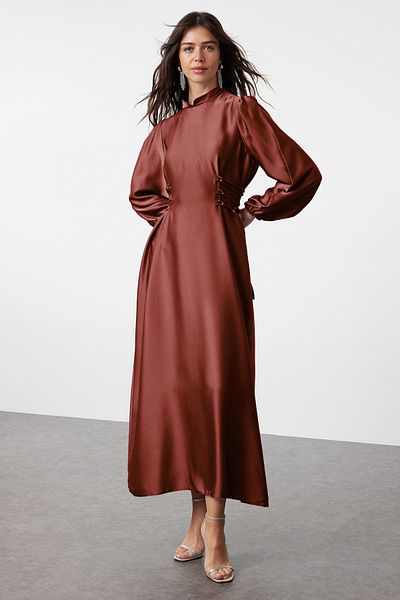 Trendyol Modest Braunes Satin-Abendkleid mit britischem Bund TCTSS23DB00037
