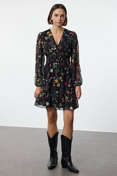 Trendyol Collection Schwarzes Minikleid mit Blumendruck und Gipe-Detail – TWOAW24EL00485