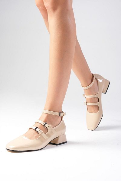 Mio Gusto Pantofi de damă cu toc scurt Baylee Nude, din piele lacuită, cu 3 dungi, cu vârful tocit