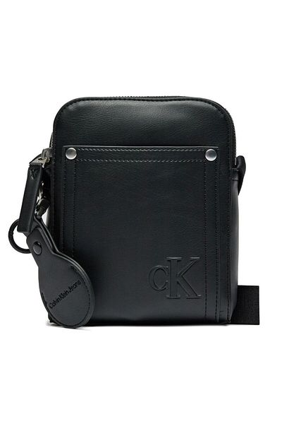 Calvin Klein Taggered Reporter17 - Comfortable Fit and Stylish Design