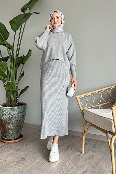 InStyle Šedý úpletový oblek s balonovým rukávem