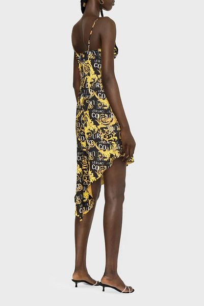 VERSACE JEANS COUTURE فستان باروكي منقوش برقبة على شكل حرف V غير متماثل 74hao912 Ns228 G89