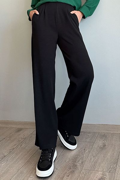 InStyle Μαύρο παντελόνι - Πλισέ λεπτομέρεια και φαρδύ πόδι