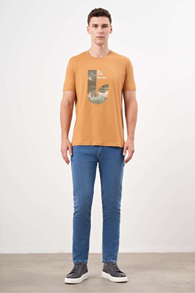 Morven Ανδρικό μπλουζάκι με μονό ζέρσεϊ με κίτρινη μουστάρδα με στάμπα με λαιμόκοψη Dynamic Fit