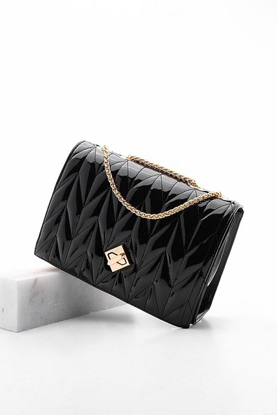 Marjin Goldfarbene Damen-Schultertasche Delbin aus schwarzem Lackleder mit Kette