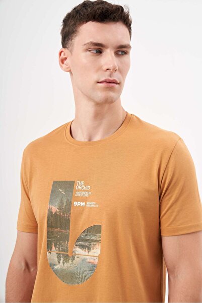 Morven Ανδρικό μπλουζάκι με μονό ζέρσεϊ με κίτρινη μουστάρδα με στάμπα με λαιμόκοψη Dynamic Fit