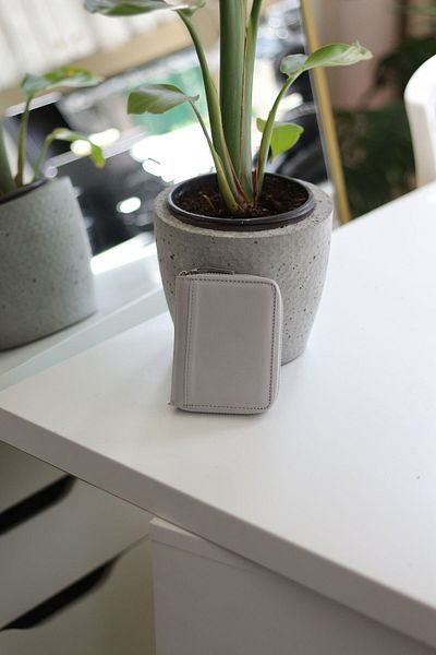 Moom Bag Suport pentru carduri din piele naturală gri pentru femei