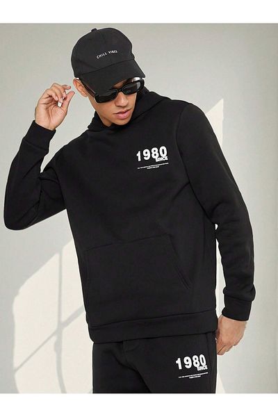 aynewmoda Модел от 1980 г. - Комплект от черен суитшърт с качулка и анцуг с щампа отпред