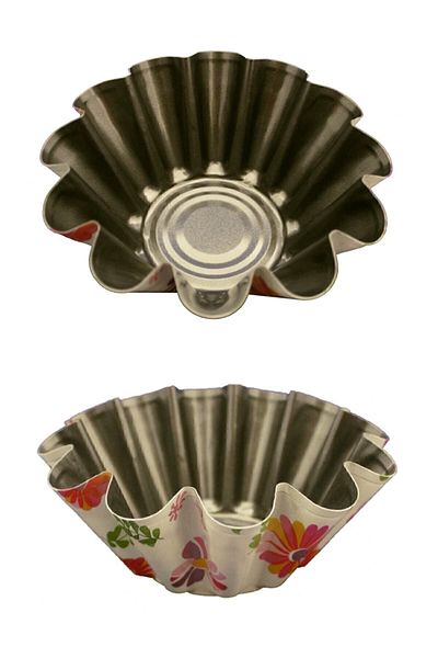 Bundera 2 Patterned Teflon Daisy Cake Mold