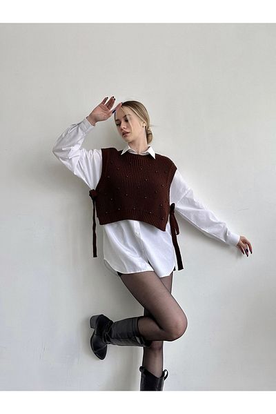 BEJNA Damen-Strickpullover mit seitlichem Bindeband und Perlendetails in Braun