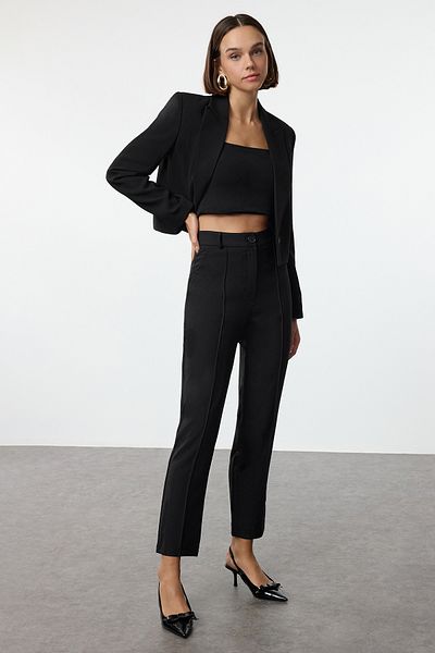 Trendyol Collection Czarne spodnie z prążkowanej tkaniny tkanej w kształcie papierosów Twoaw25Pl00061