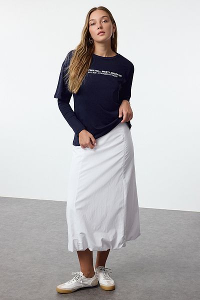 Trendyol Collection Kényelmes öntött sötétkék kötött póló - szlogen dombornyomott nyomtatás, Twoaw25ts00014