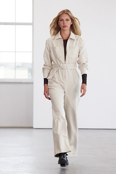 Trendyol Collection Limited Edition-Jumpsuit aus Wildleder mit Steingürtel und Taschendetail TWOAW25TU00014