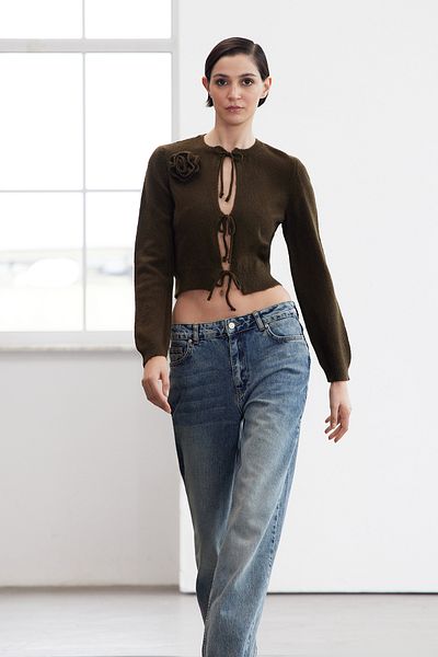 Trendyol Collection Hellkhakifarbene Crop-Strickjacke – weich strukturiert mit Rosen- und Schleifendetail TWOAW25HI00321