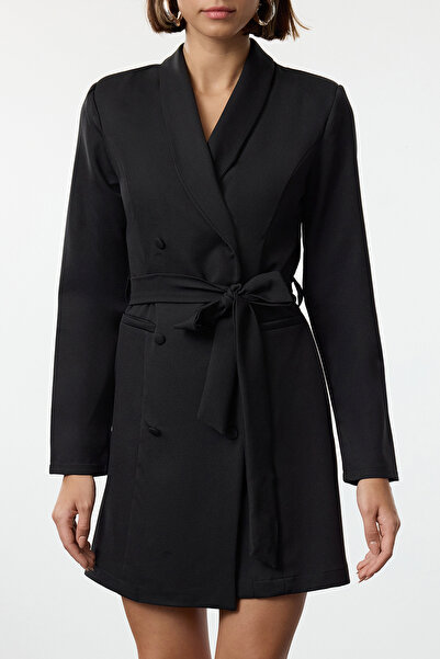 Trendyol Collection Šaty s šátkovým límcem v černé mini bundě – s páskem, tkané, Twoaw25el00181