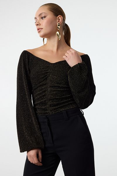 Trendyol Collection Gestrickter Body mit goldenem Glitzer und Carmen-Ausschnitt – glitzernd und mit Druckknöpfen TPRAW24BD00016