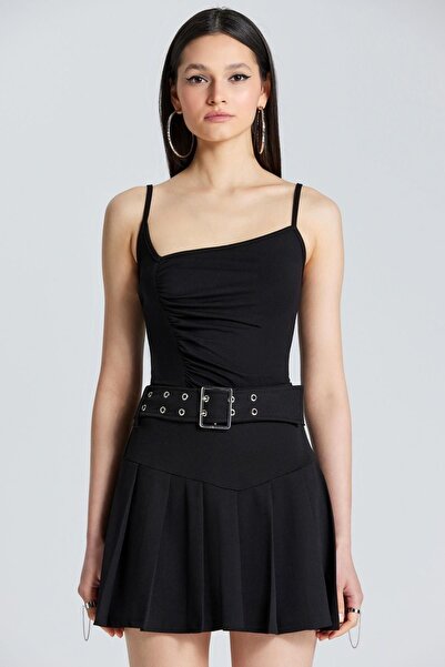 boutiquen 2564 Μαύρη μπλούζα με λουράκι με λεπτομέρεια συλλογής στη μία πλευρά