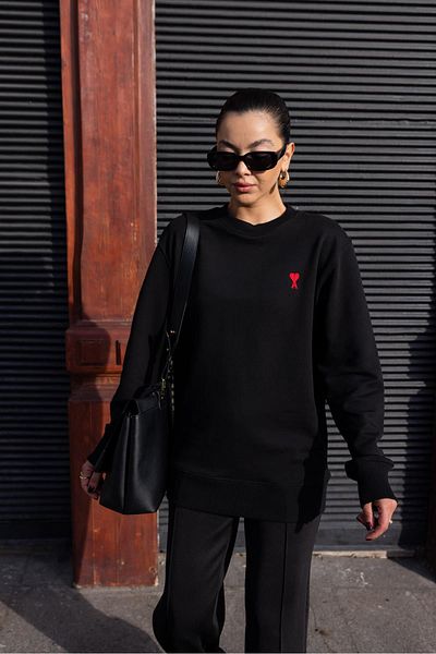 Askı Nişantaşı Black Heart Embroidery Detailed Basic Sweatshirt