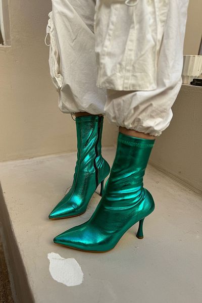 SHOEBELLAS Mesia zöld lakkbőr sztreccs cipzáras női sarkú csizma