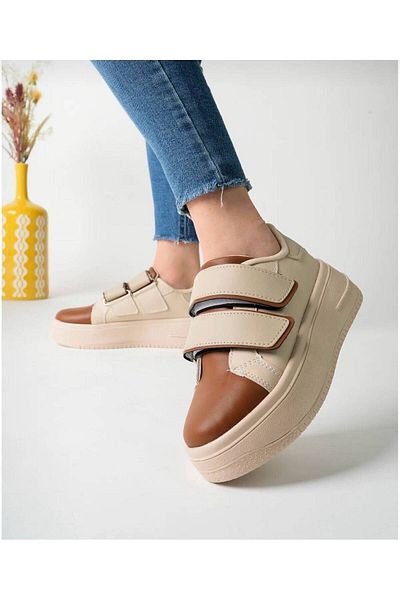 ayakkabıhavuzu Adidași cu velcro cu talpă înaltă, maro nud