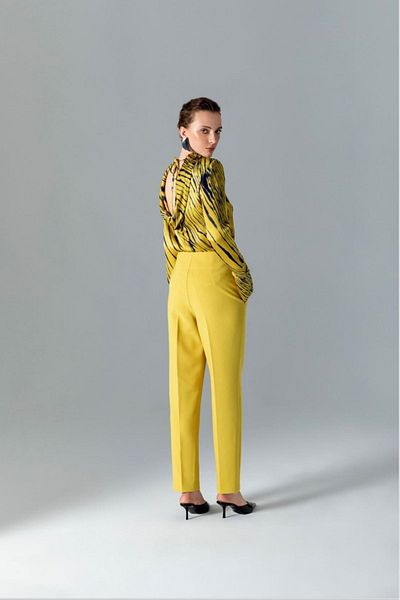 KAMEYA Padded Back Low-Cut Blouse