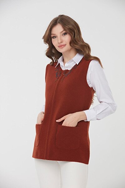 Desen Triko Дамски вълнен елек с бродерия и кръгло деколте A.taba