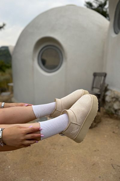 SHOEBELLAS Μπεζ σουέντ γυναικείες μπότες - Χοντρή σόλα και γούνινη εσωτερική λεπτομέρεια