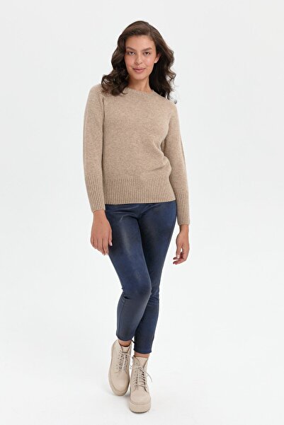 Desen Triko Γυναικείο μάλλινο πουλόβερ σε μπεζ χρώμα - μηδενικό λαιμόκοψη, χωρίς ραφή φούστα και μακρύ λαστιχένιο μανίκι