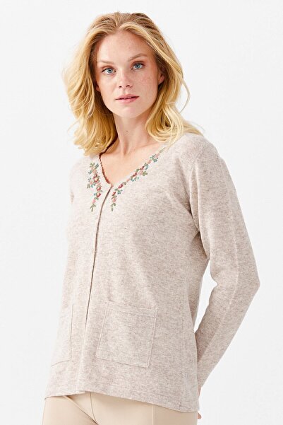 Desen Triko Γυναικεία Λεπτή Ζακέτα με Κεντημένο Κουμπί V λαιμόκοψης V.μπεζ