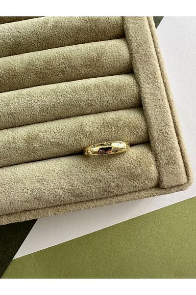 ringbox Thin Curved Star Motif Gold Ring