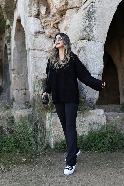 bytugcekaya Pulover negru cu decolteu în V mărime standard