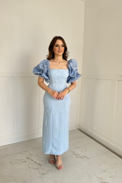 HELİS BUTİK Rochie albastră Maxi PERA cu decolteu pătrat cu detalii în piatră