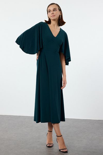 Trendyol Collection Σμαραγδένιο πράσινο μίντι πλεκτό φόρεμα με ελαστική κάπα με λαιμόκοψη - TWOAW25EL00216