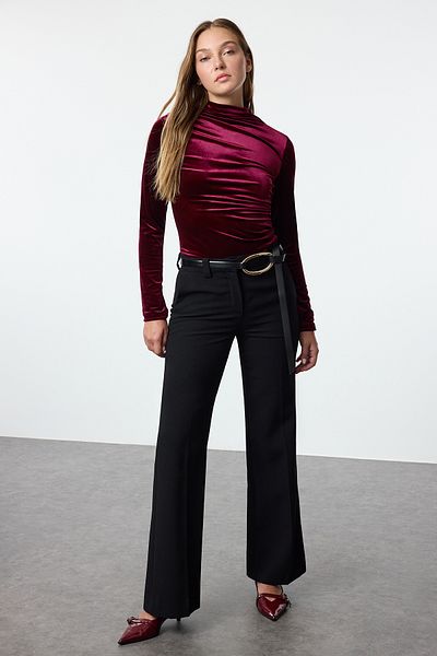 Trendyol Collection Bluză cu guler drapat din catifea burgundă - Se potrivește pe corp, mărime obișnuită TWOAW25BZ00108