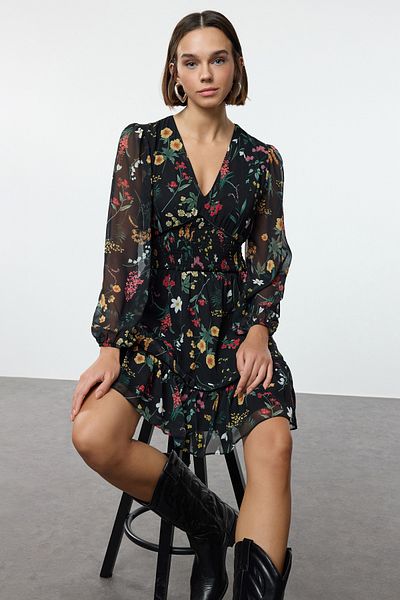 Trendyol Collection Schwarzes Minikleid mit Blumendruck und Gipe-Detail – TWOAW24EL00485