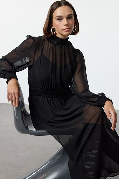 Trendyol Collection Černé šifonové midi šaty s límečkem – nabírané a podšité, Twoaw25El00437