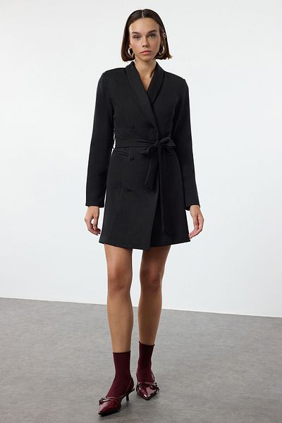 Trendyol Collection Šaty s šátkovým límcem v černé mini bundě – s páskem, tkané, Twoaw25el00181