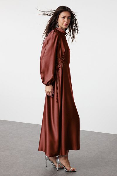 Trendyol Modest Braunes Satin-Abendkleid mit britischem Bund TCTSS23DB00037