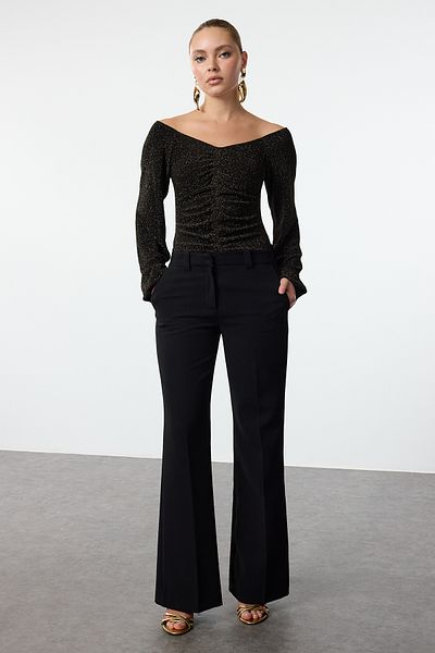 Trendyol Collection Gestrickter Body mit goldenem Glitzer und Carmen-Ausschnitt – glitzernd und mit Druckknöpfen TPRAW24BD00016