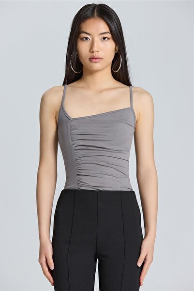 boutiquen 2564 Ανθρακί λουράκι μπλούζα με λεπτομέρεια συλλογής στη μία πλευρά