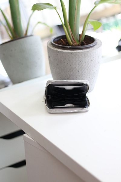 Moom Bag Suport pentru carduri din piele naturală gri pentru femei