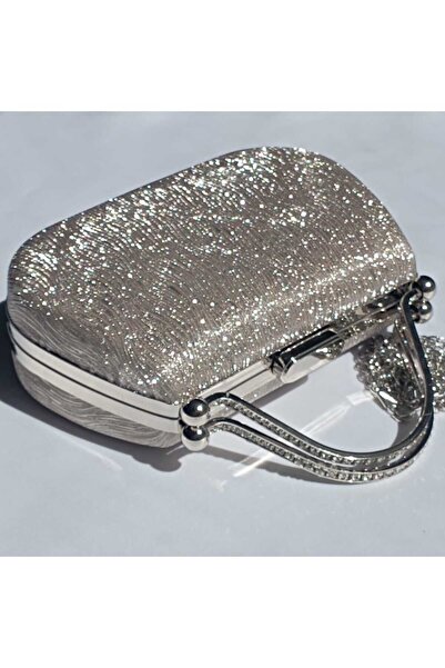 Şarra Gossi Rochie de seară aurie și geantă de seară cu detalii argintii