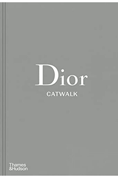 Hachette منصة عرض أزياء ديور