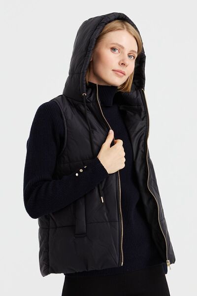 Desen Triko Kadın Kapüşonlu Kısa Kapitone Yelek Siyah