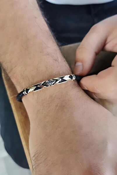 Utku Kuyumculuk 14 AYAR SİYAH VATOZ DERİSİ ÜZERİNE ALTIN TASARIM ERKEK BİLEKLİK
