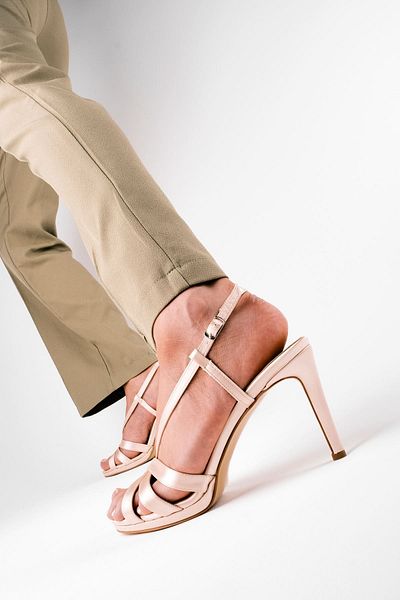 Lal Shoes & Bags Pantofi de damă cu toc din satin Evan cu detaliu cu 3 benzi - crem
